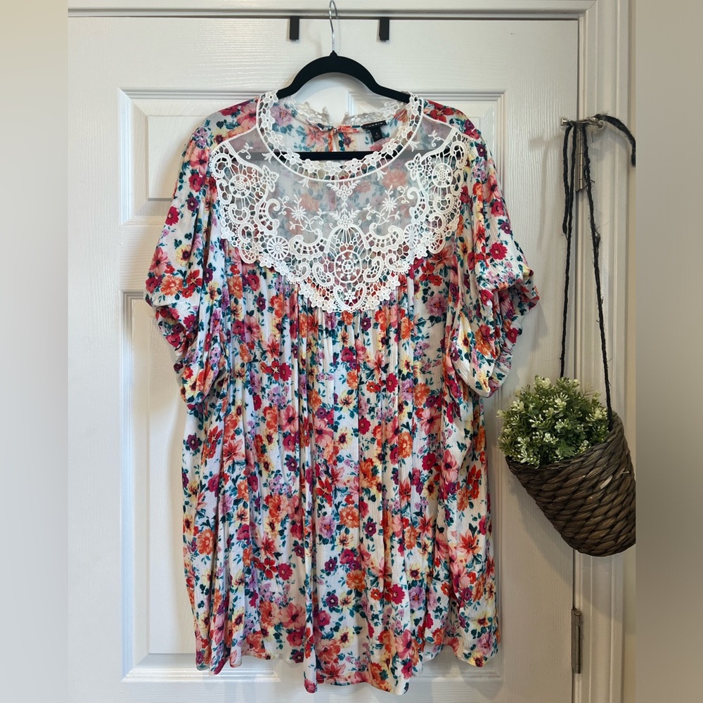 Torrid White Crinkle Gauze Crochet blouse size 4